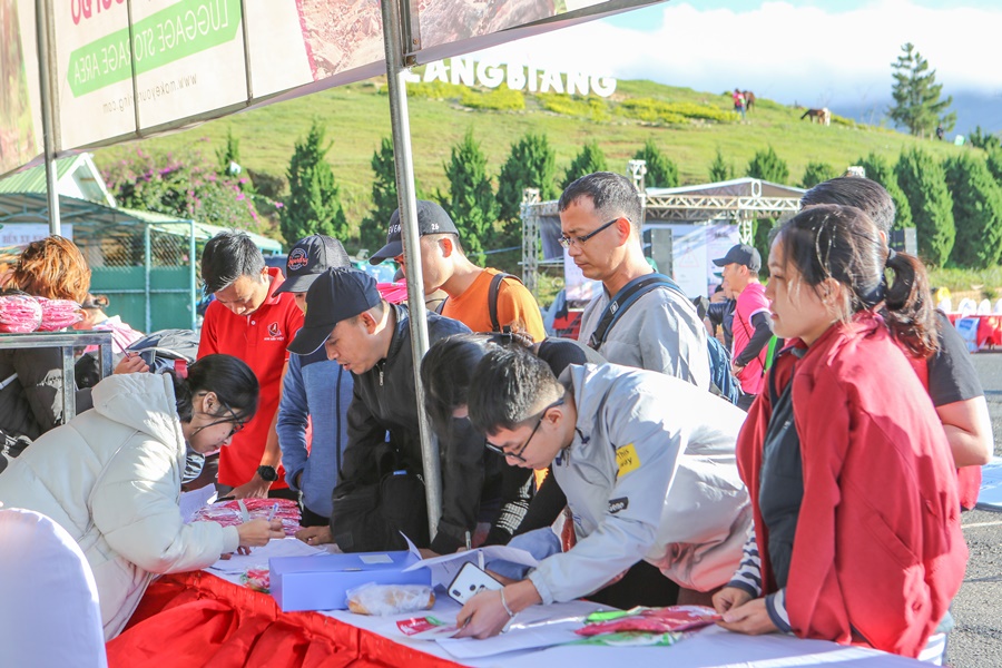 Hàng trăm VĐV chạy Langbiang Trail 2019 để trồng mai anh đào bảo vệ môi trường